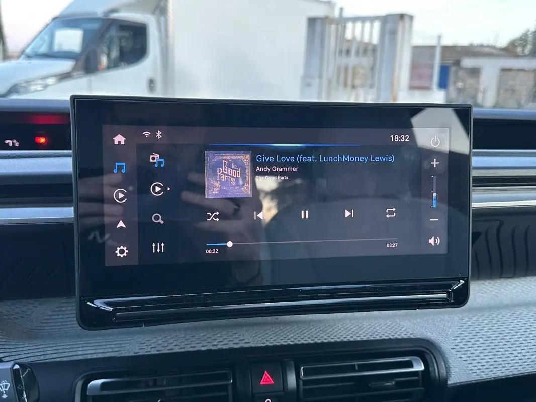 Écran tactile central de la Citroën C3 2025 affichant une interface musicale, vue intérieure frontale.