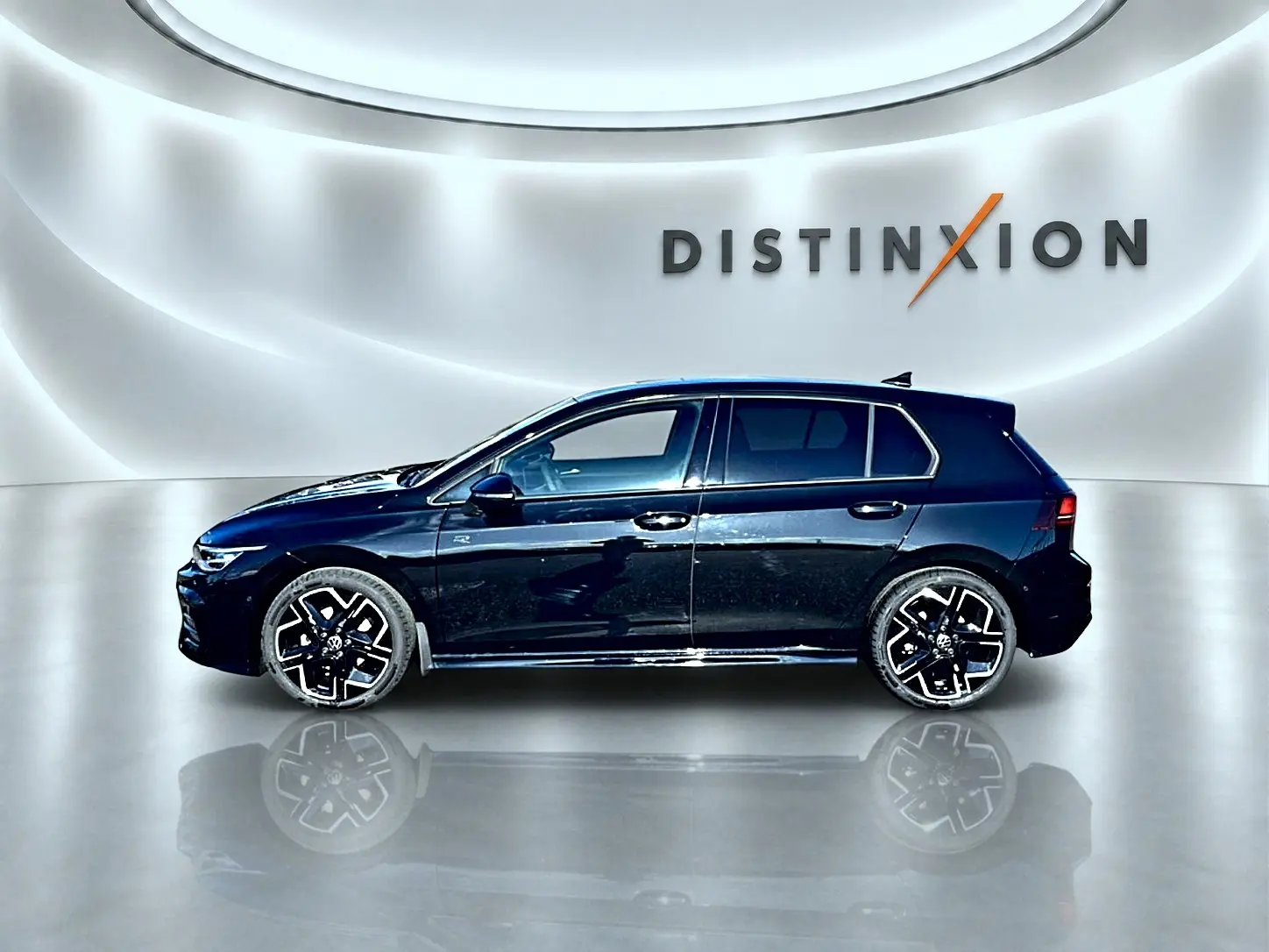 Volkswagen Golf 1.5 ETSI Evo2 noir vue de profil droit avec jantes R-Line noires et logo Distinxion en arrière-plan.