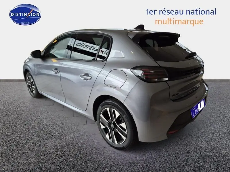 PEUGEOT 208 gris Artense vue 3/4 arrière droit, avec jantes alliage et feux arrière LED foncés.