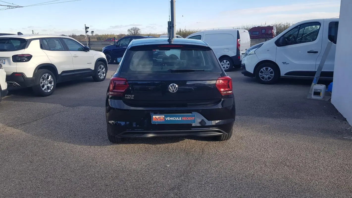 Vue arrière d'une Volkswagen Polo noire de 2018 avec feux arrière rouges et plaque "Véhicule récent" visible.
