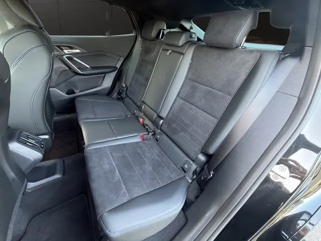 Vue intérieure côté droit sur la banquette arrière en cuir et alcantara noire du BMW X2 sDrive20d M Sport 2025.