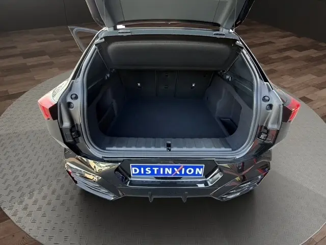 Vue arrière ouverte du coffre noir du BMW X2 sDrive20d M Sport DKG7 2025, avec intérieur spacieux et finition soignée.