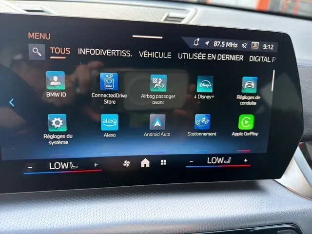 Écran tactile central du tableau de bord du BMW X2 sDrive20d M Sport 2025, affichant les options connectées.