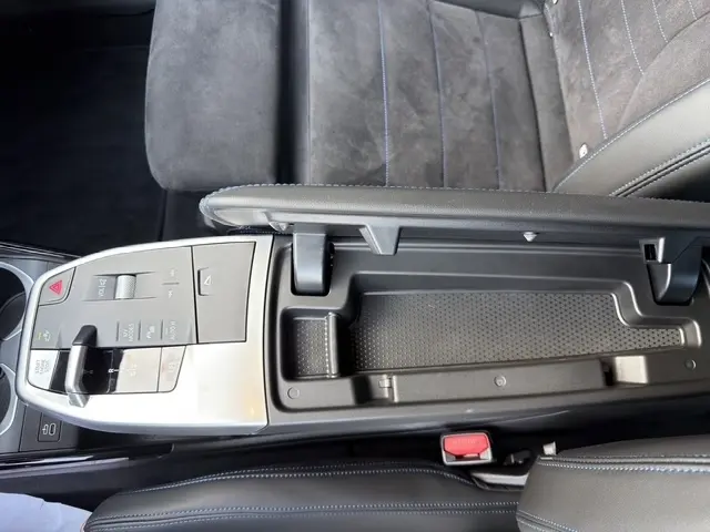 Vue plongeante sur la console centrale ouverte et siège en alcantara gris foncé du BMW X2 sDrive20d M Sport DKG7 noir.