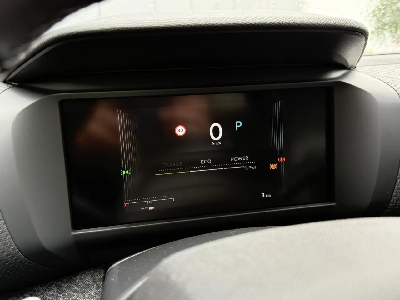 Affichage numérique du tableau de bord de la Citroën C4 Hybrid 2025, montrant la vitesse à 0 km/h en mode Park.