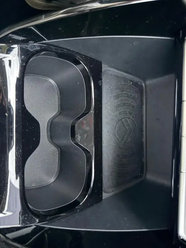 Gros plan sur le compartiment avant de la Citroën C3 gris, montrant un espace de rangement avec logo Citroën embossé.