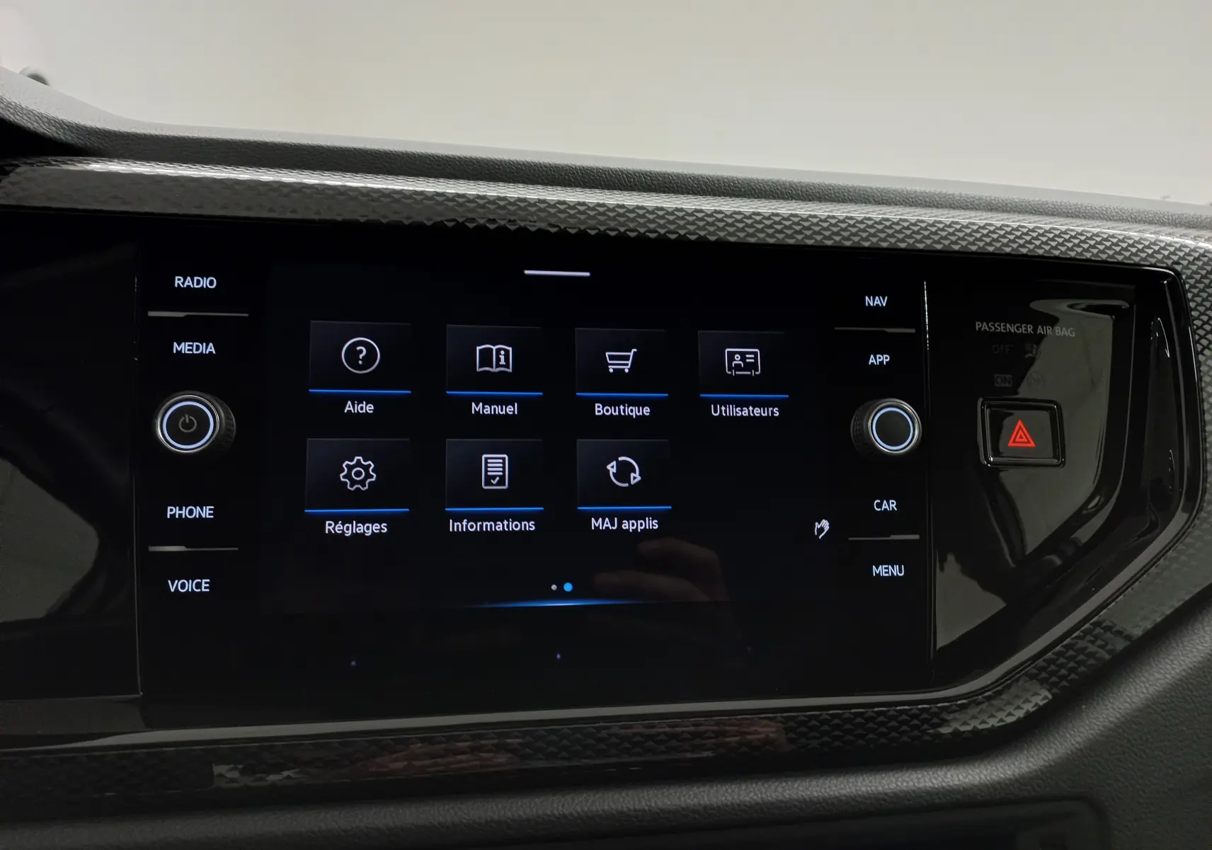 Écran tactile central de la Volkswagen Polo 2024 affichant le menu principal avec commandes et finition noire brillante
