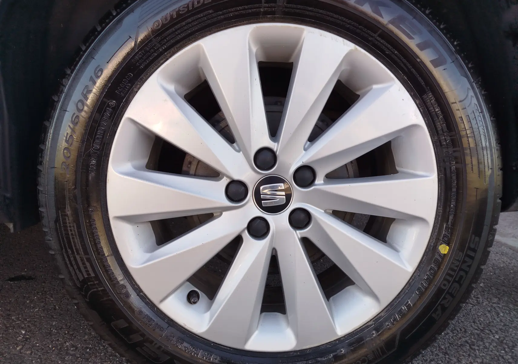 Gros plan sur la jante argentée en alliage du SEAT Arona 2019 avec logo central sur pneu noir.