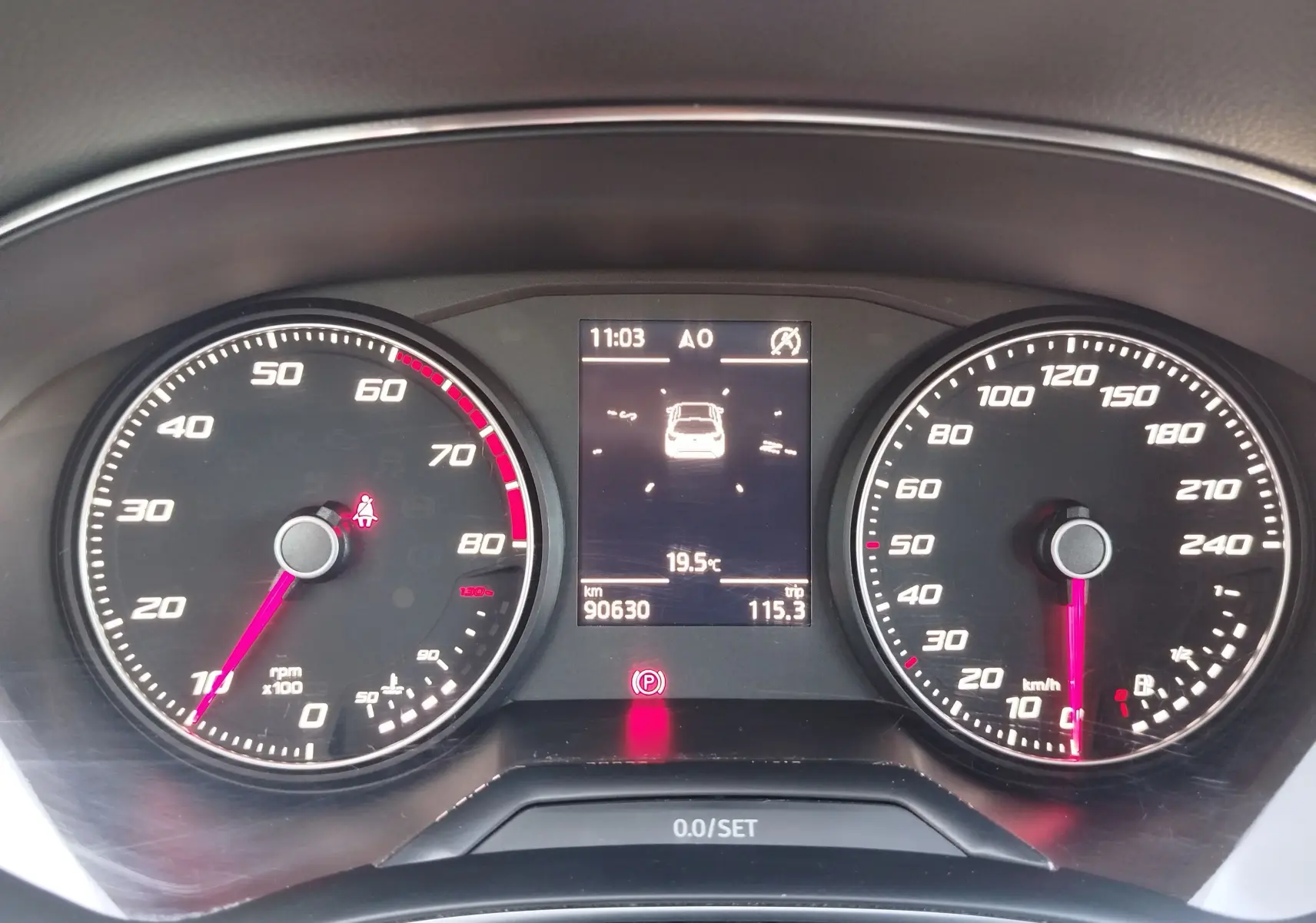 Gros plan sur le tableau de bord du SEAT Arona 2019, affichant compte-tours, vitesse et écran central numérique.