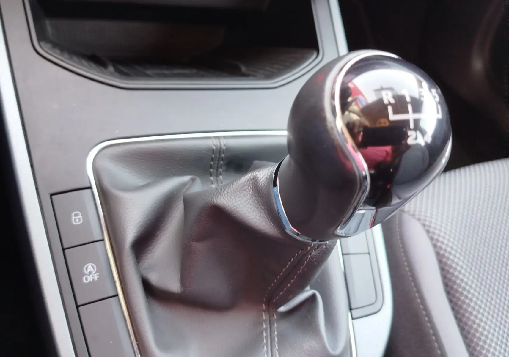 Le levier de vitesses manuel noir de la SEAT Arona 2019, vue rapprochée de la console centrale intérieure.