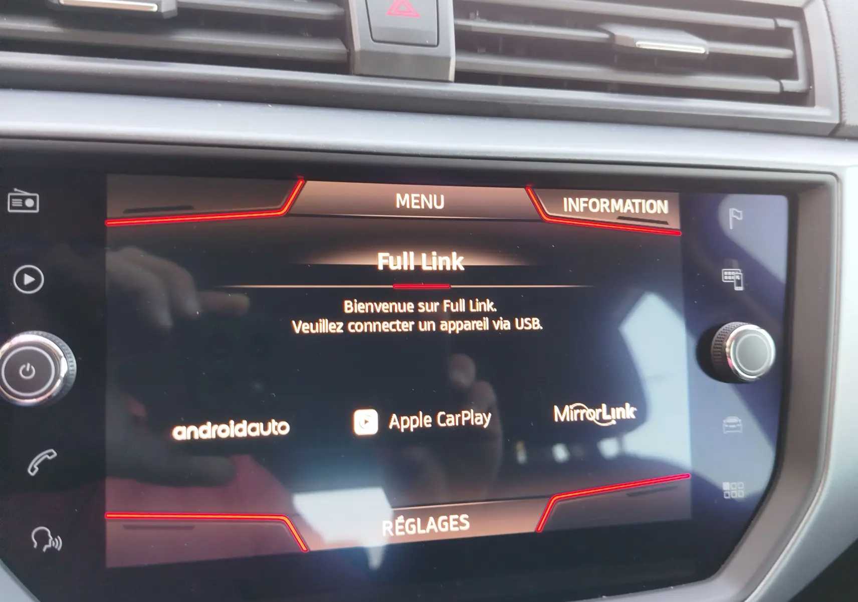 Écran tactile central du tableau de bord de la SEAT Arona 2019 affichant le menu Full Link avec options Apple CarPlay et Android Auto.