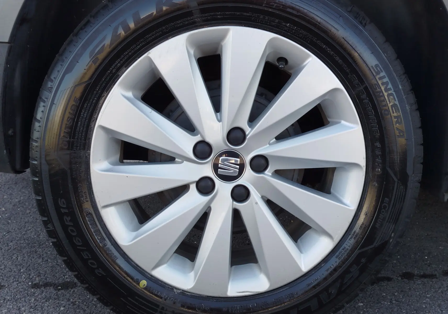 Gros plan sur la jante argentée d'une SEAT Arona 2019, mettant en valeur le logo central et le pneu Falken.