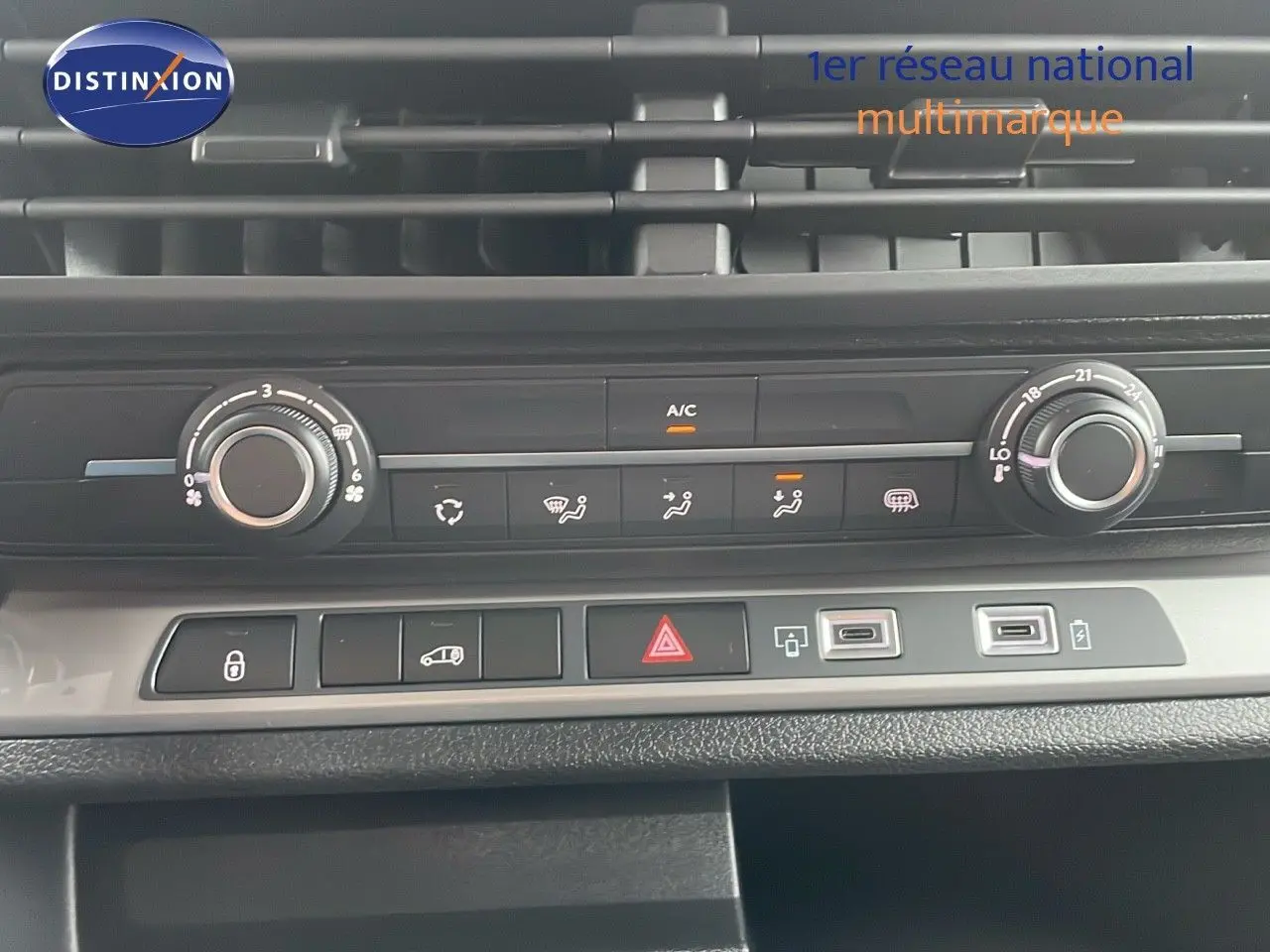 Tableau de bord du Peugeot Expert Fourgon blanc 2025, zoom sur commandes climatisation et boutons multifonctions.