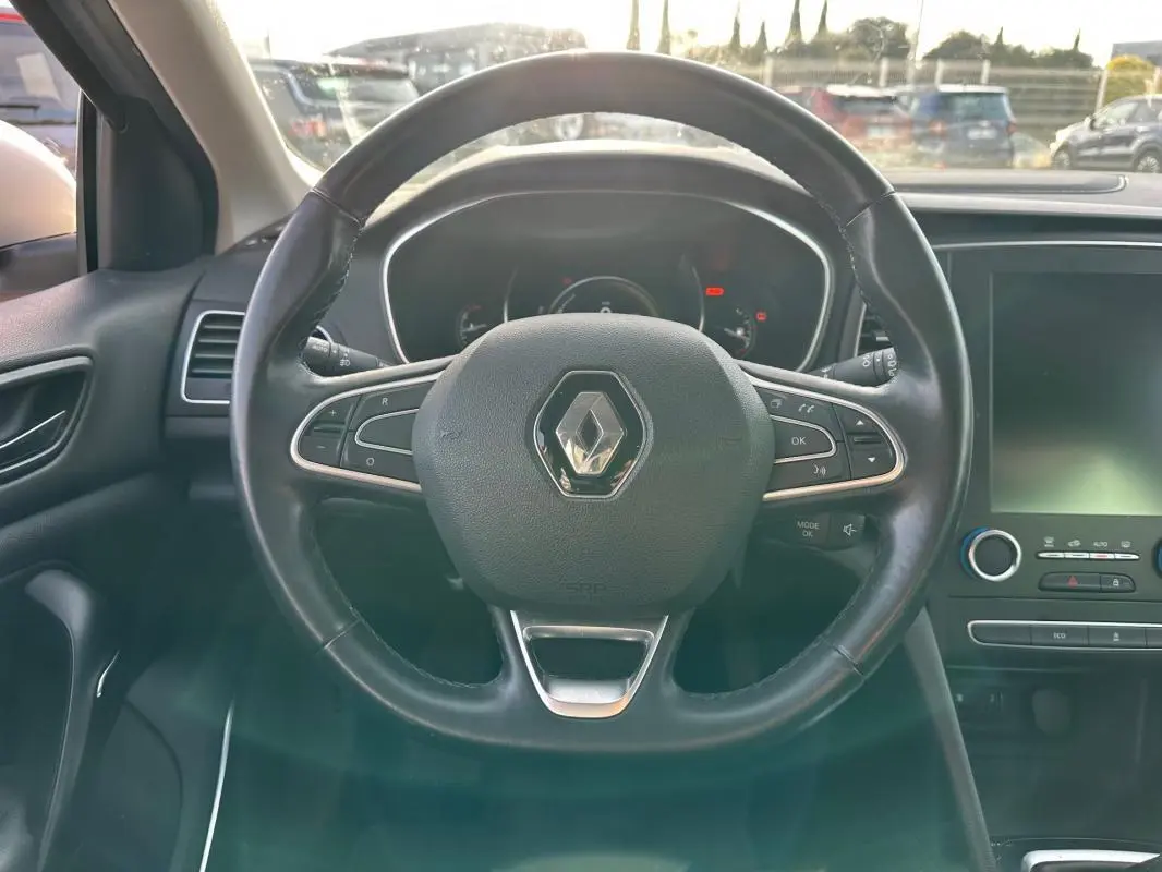 Volant cuir noir de Renault Mégane Break IV TCe 130 Energy Intens 2017, vue centrée sur le tableau de bord et commandes intégrées.