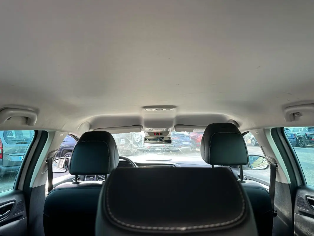 Vue intérieure arrière de la Renault Mégane Break gris clair 2017, montrant les appuie-têtes avant et le pare-brise.