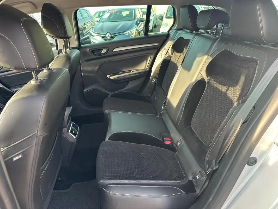 Vue intérieure côté droit des sièges arrière en cuir et tissu noir de la Renault Mégane Break IV gris clair de 2017.