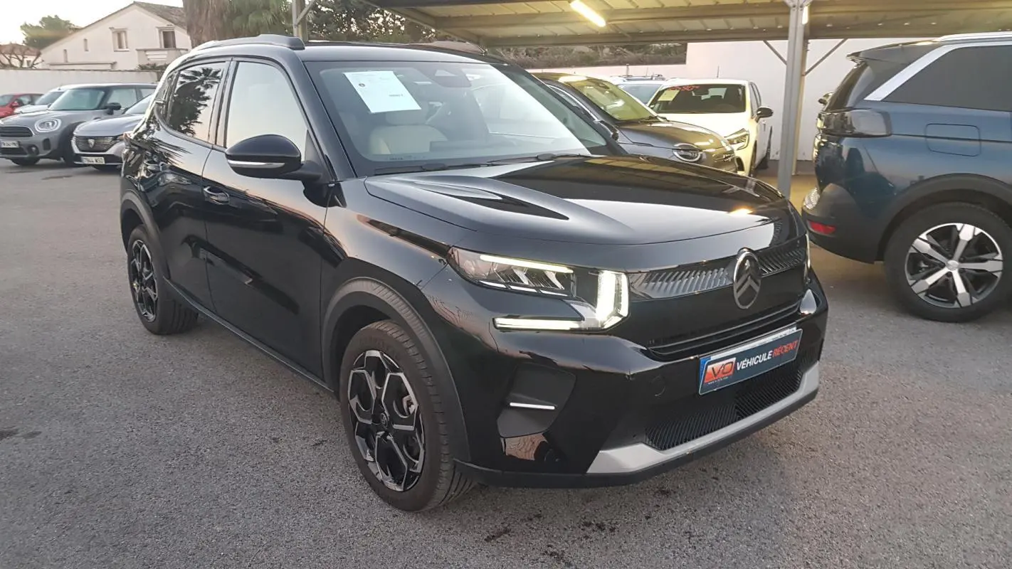 Citroën C3 Turbo 100 ch noir vue 3/4 avant droit avec jantes alliage et feux LED allumés.
