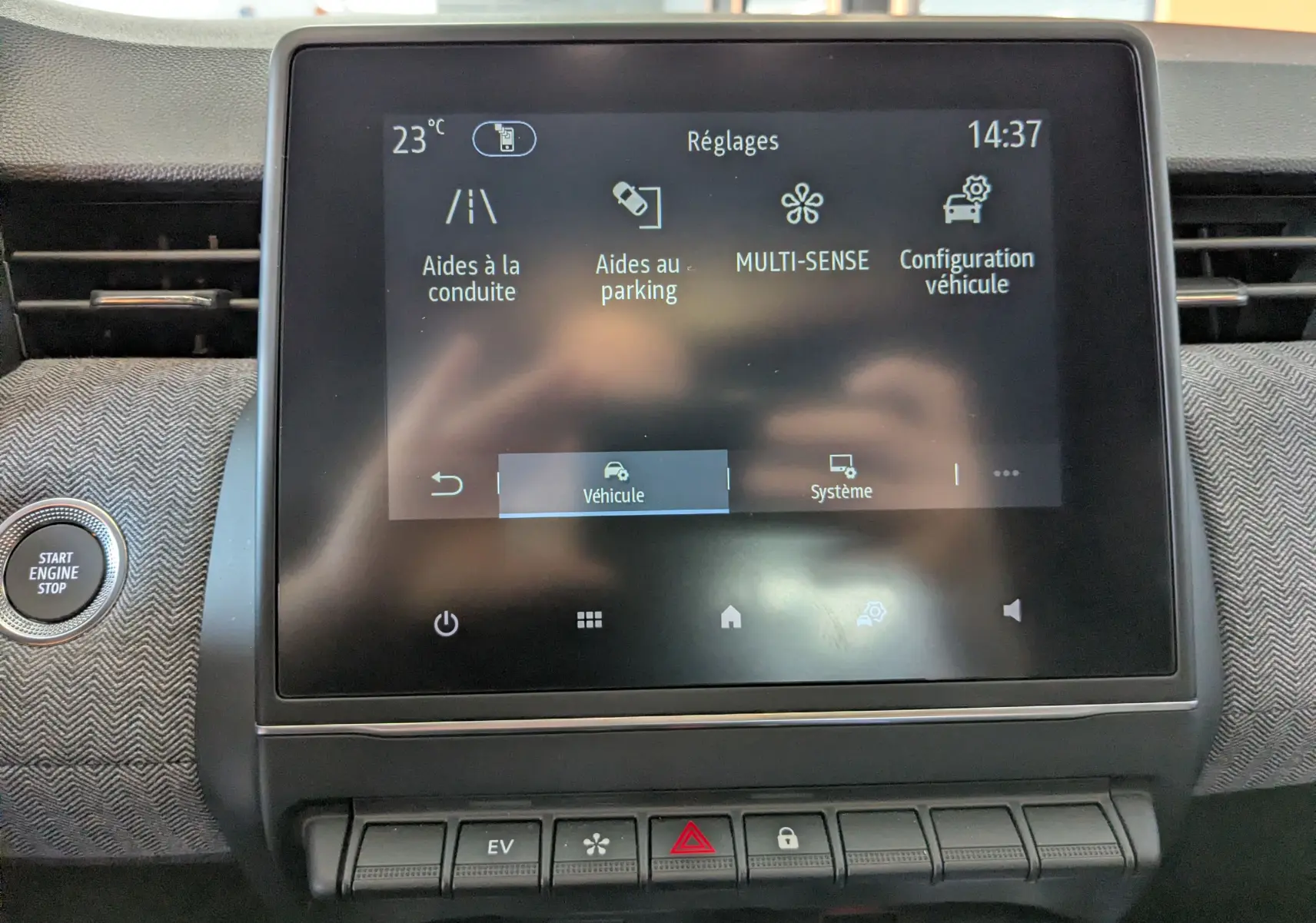 Écran tactile central de la Renault Clio hybride 2025 affichant les réglages d’aides à la conduite et configuration véhicule.