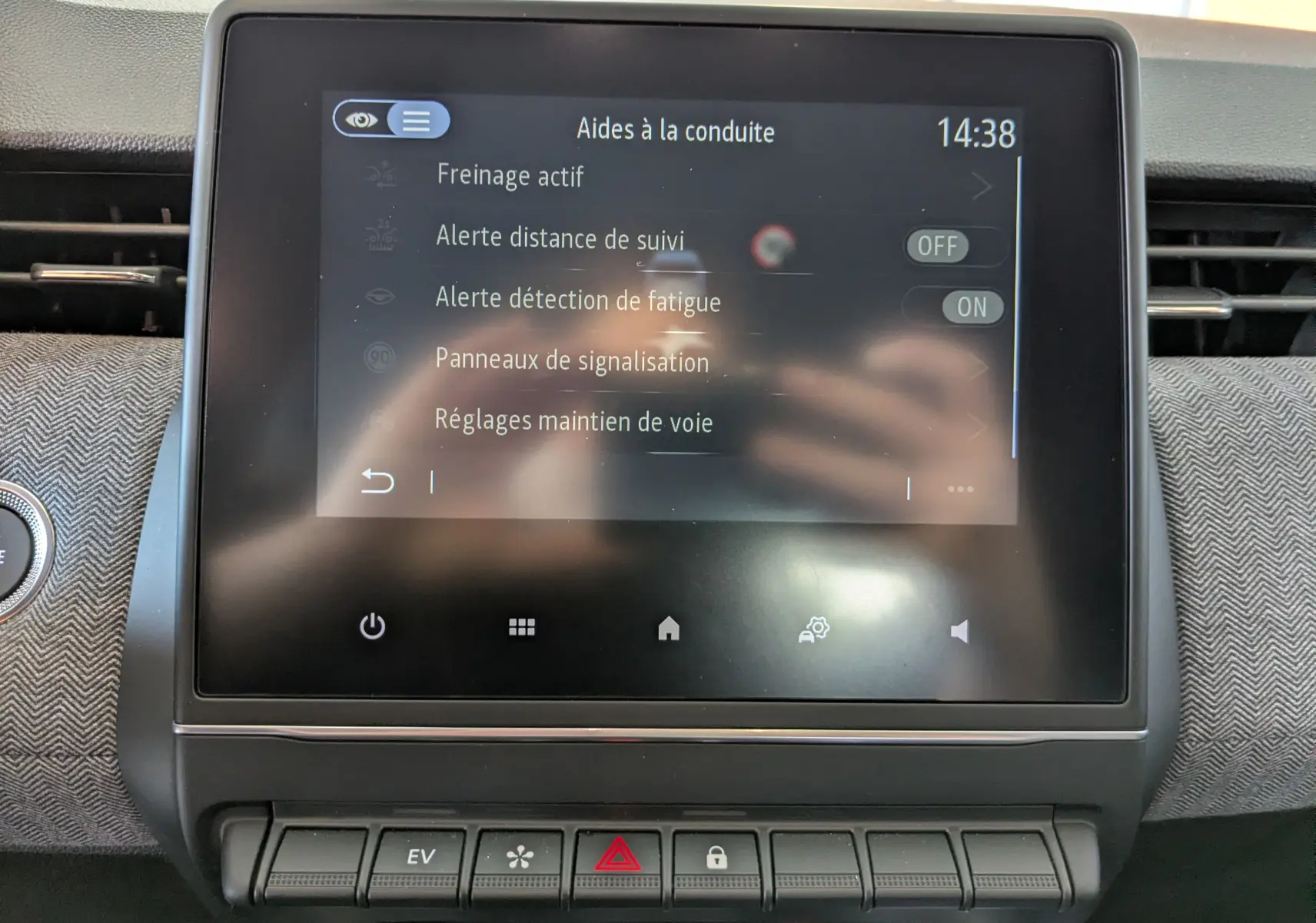 Écran tactile central de la Renault Clio V E-Tech gris schiste, affichant les aides à la conduite en intérieur.