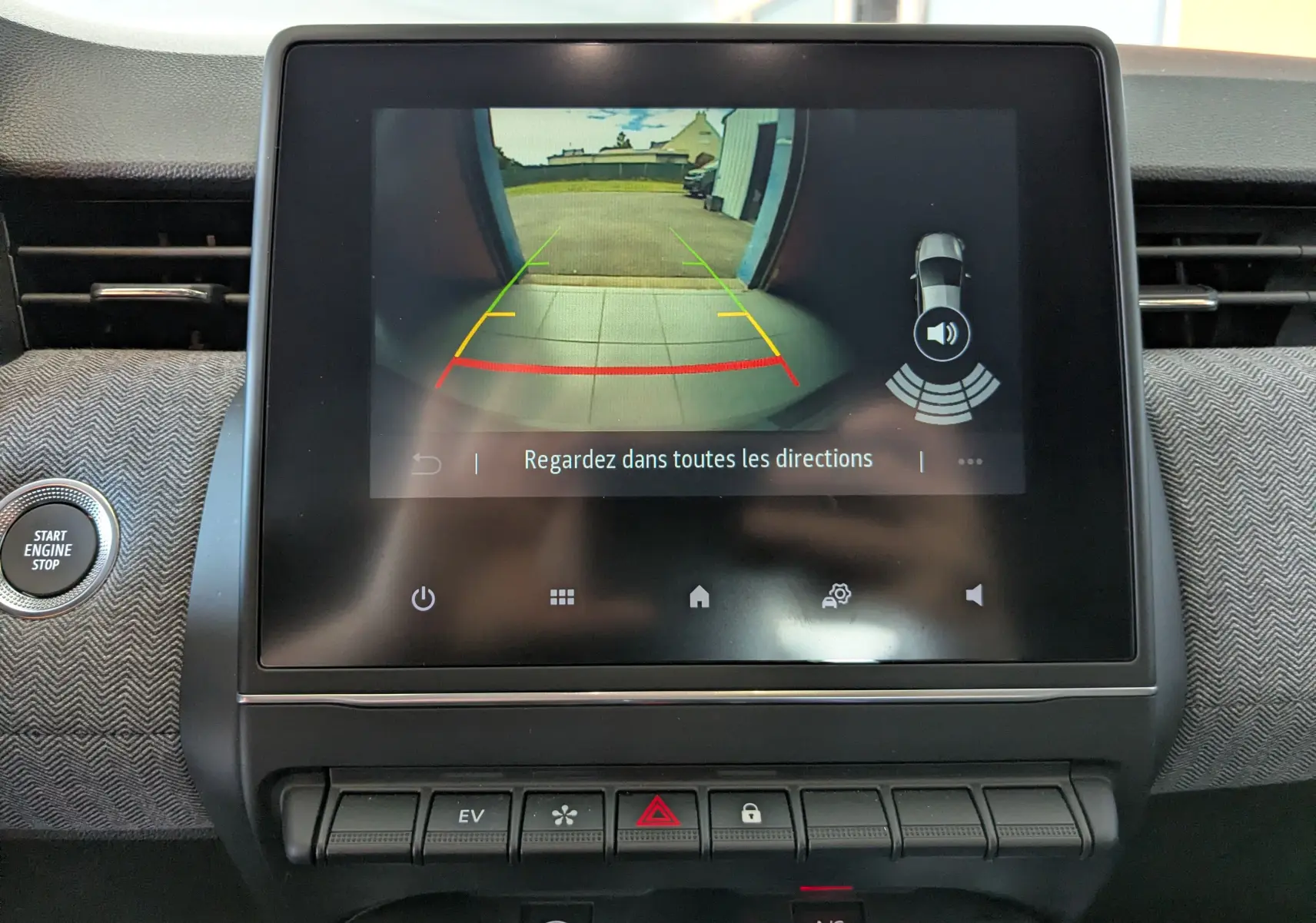 Écran central de la Renault Clio 2025 affichant la caméra de recul avec guidage coloré et alertes sonores.