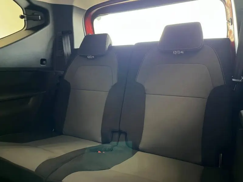 Vue intérieure arrière montrant la banquette 2 places du Dacia Jogger 2024 en tissu gris et noir.