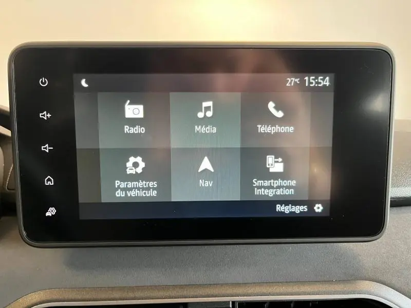 Écran tactile central du tableau de bord du Dacia Jogger 2024 affichant les options multimédia et navigation.