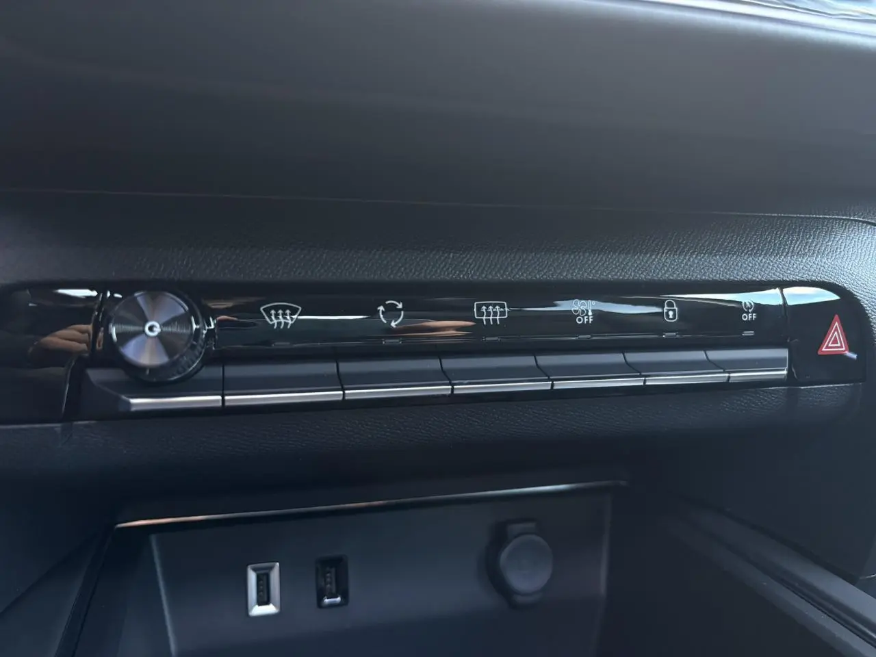Vue rapprochée des commandes centrales noires du tableau de bord du Citroën C5 Aircross 2025.