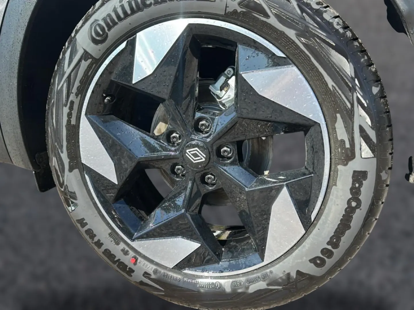 Gros plan sur la jante alu noire et gris argent du Renault Captur 2026, avec logo Renault central visible.