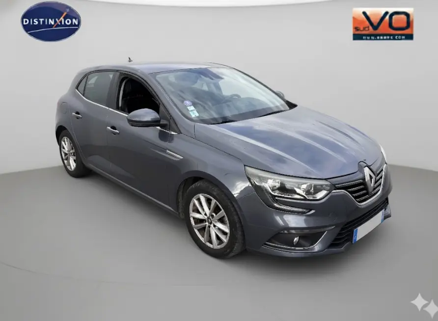 Renault Mégane IV gris foncé vue 3/4 avant gauche, jantes alliage 18 pouces et phares LED allumés.