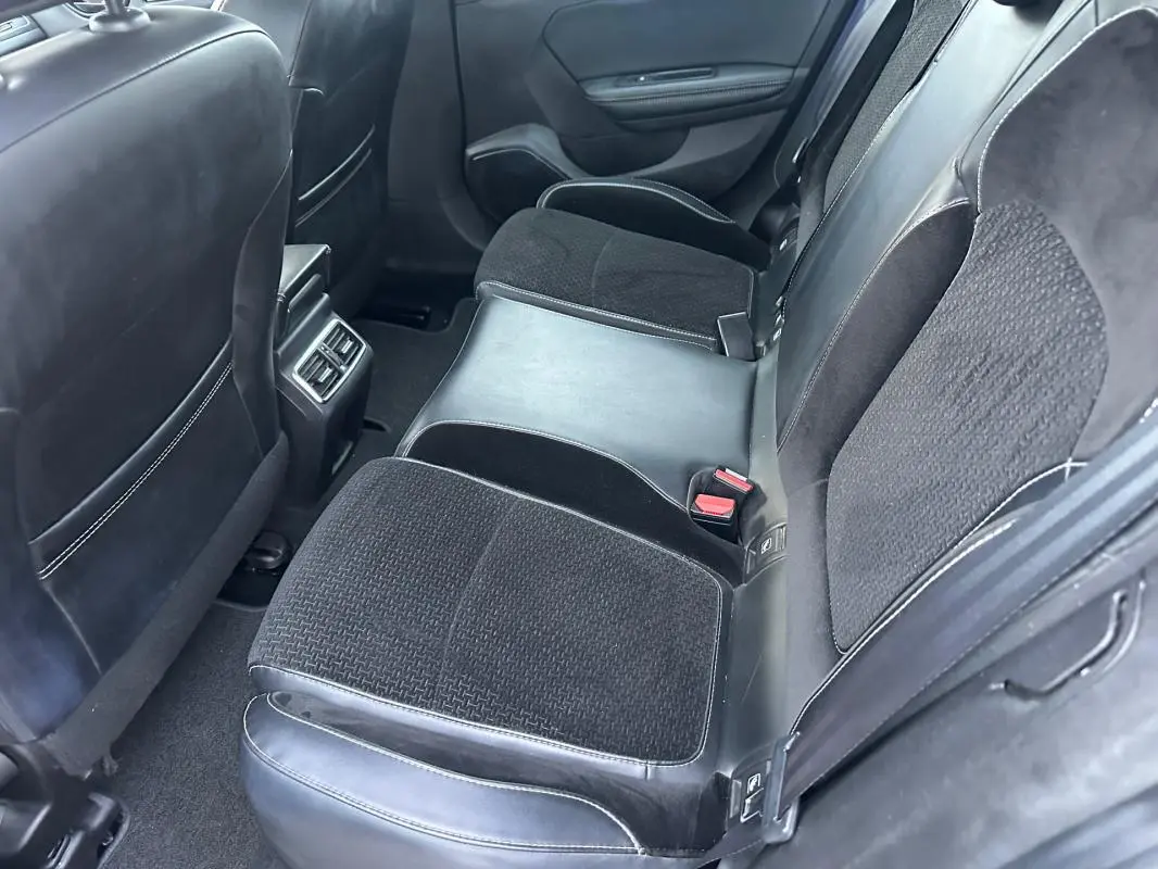 Vue intérieure côté droit des sièges arrière en cuir et tissu noir de la Renault Mégane IV Berline 2016.