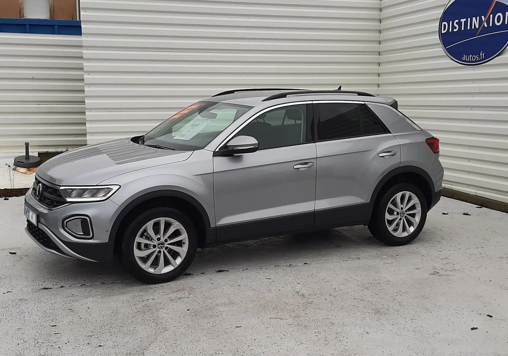 Volkswagen T-Roc gris pyrite métal en vue de profil côté gauche, avec toit ouvrant et jantes alliage.