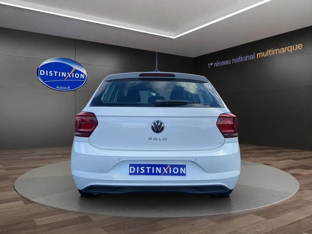 Vue arrière d'une Volkswagen Polo blanche Pure 2020, avec feux arrière rouges et logo VW centré sur le hayon.