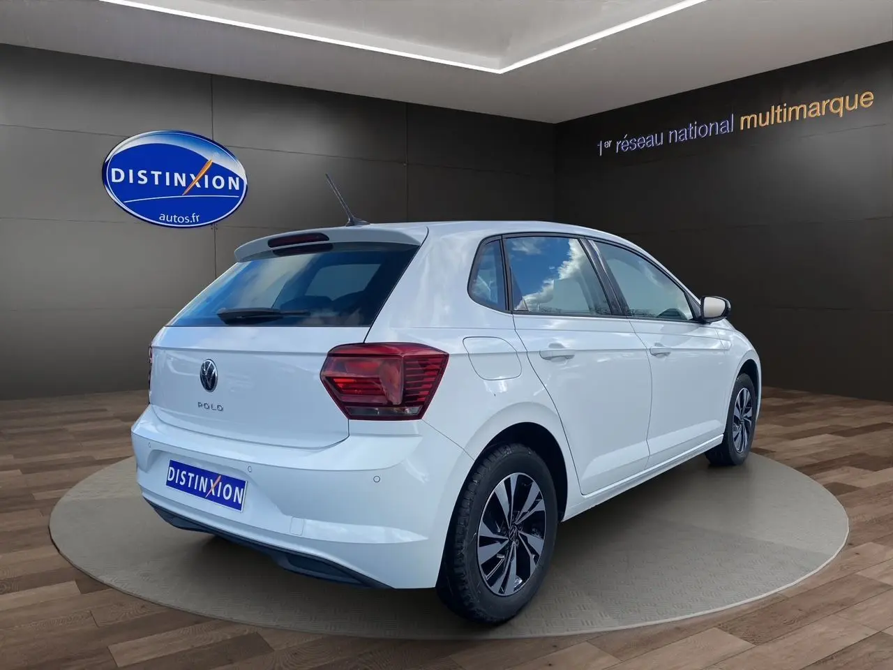 Vue 3/4 arrière droite d'une Volkswagen Polo blanche Pure 2020 en finition Lounge Business, avec jantes alliage et feux arrière LED.