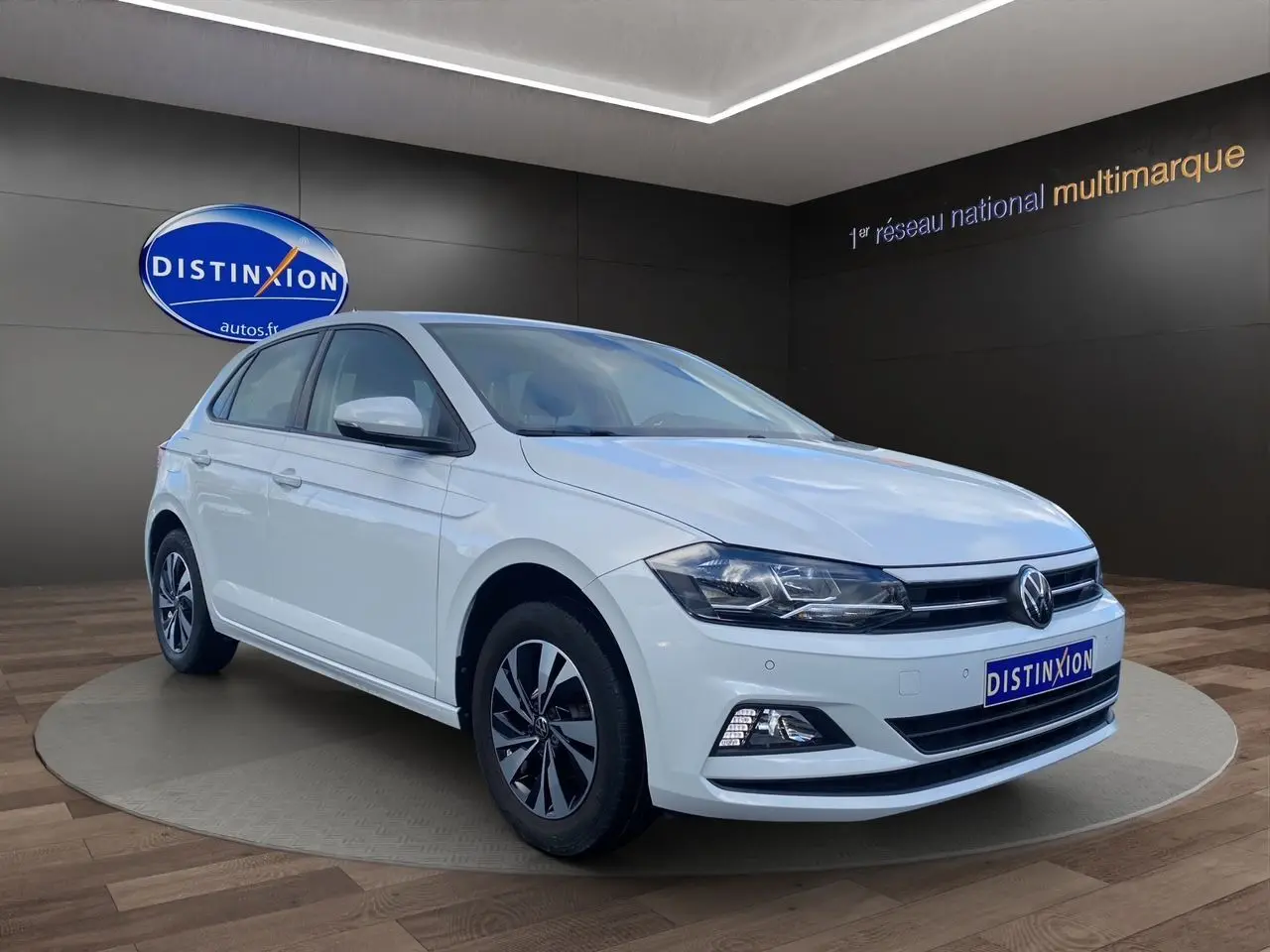 Volkswagen Polo blanc pure vue 3/4 avant droit, avec jantes alliage et feux LED distinctifs.