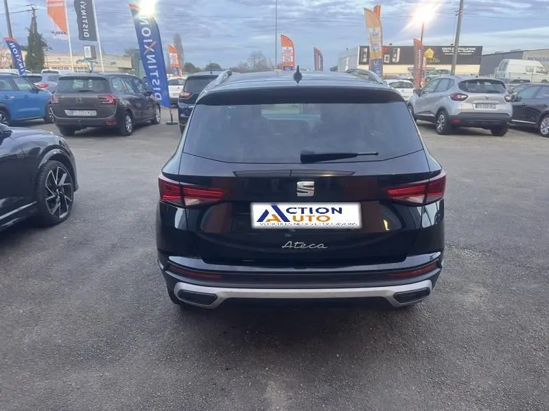 Vue arrière d'un SEAT Ateca noir Magique Métal 2022 avec feux LED et double sortie d'échappement intégrée.