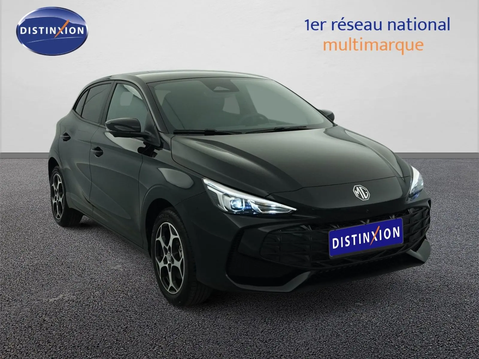 MG3 1.5 L Hybrid+ Pebble Black en 3/4 avant droit avec phares LED et jantes alliage 16 pouces visibles.