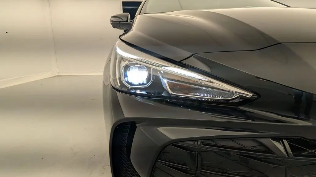Gros plan sur le phare avant gauche allumé de la MG3 Pebble Black 2026, soulignant son design moderne et élégant.