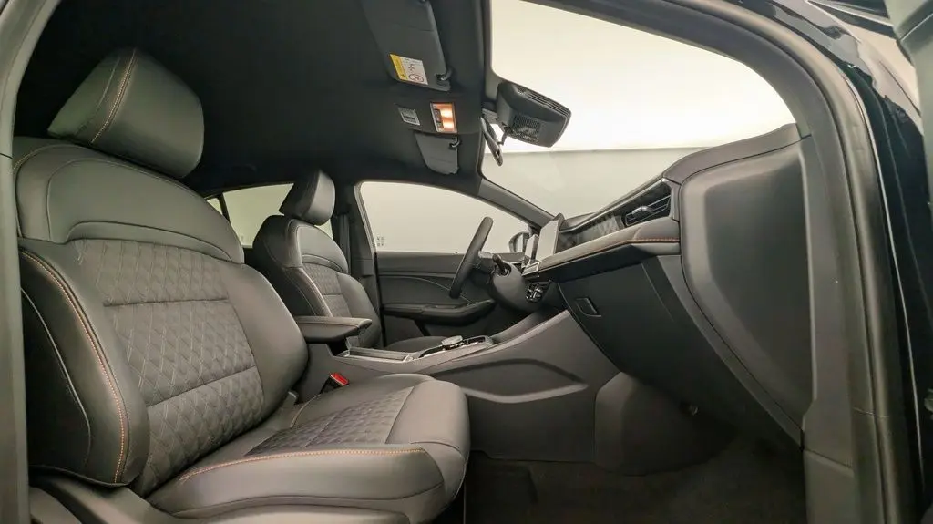 Vue intérieure côté droit du MG3 1.5 L Hybrid+ Luxury 2026 avec sièges noirs en similicuir et tableau de bord moderne.