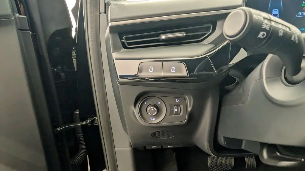 Détail des commandes côté gauche du tableau de bord d’un MG3 Pebble Black 2026, avec boutons de verrouillage et réglage des rétroviseurs.