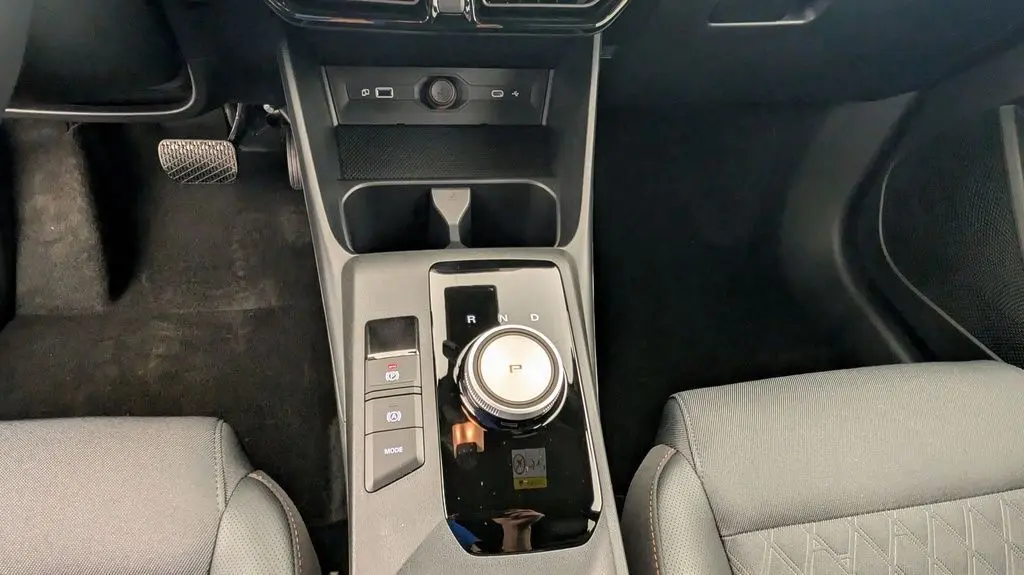 Vue intérieure centrée sur la console centrale noire du MG3 1.5 L Hybrid+ Pebble Black avec sélecteur rotatif de boîte auto.