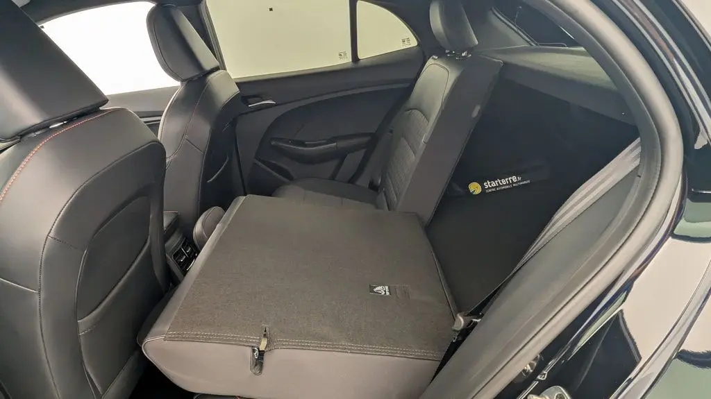 Vue intérieure côté droit du coffre et banquette arrière rabattue en Pebble Black sur MG3 1.5 L Hybrid+ 195 ch Luxury 2026.