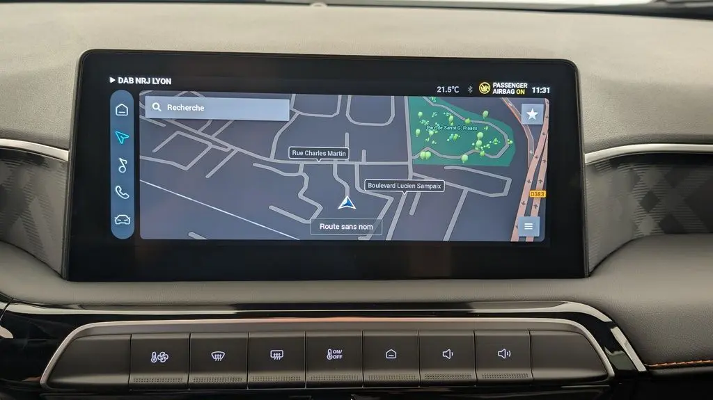 Écran tactile 10,25'' affichant la navigation GPS dans l'habitacle noir du MG3 Pebble Black, vue frontale rapprochée.