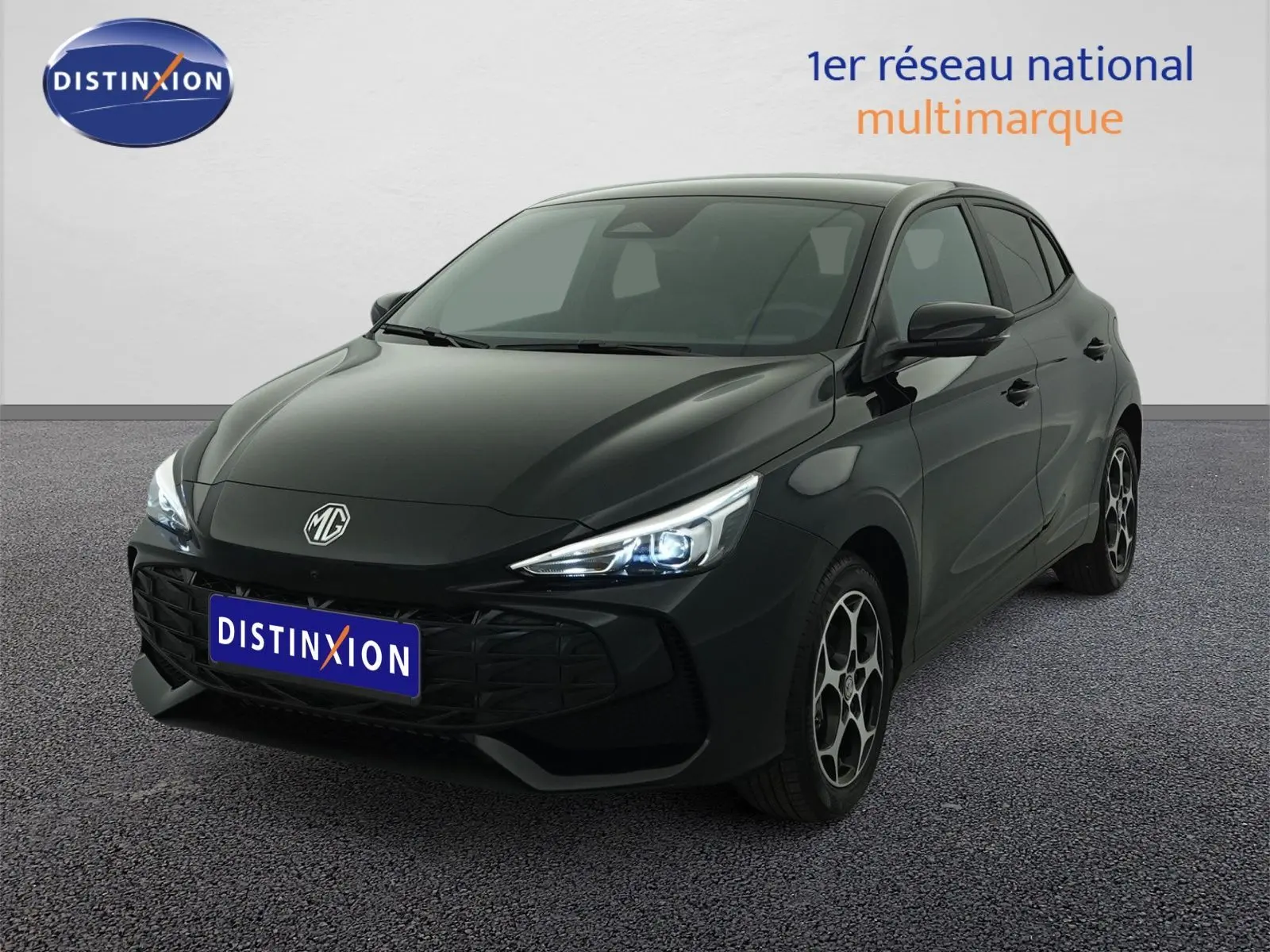 MG3 1.5 L Hybrid+ 195 ch Luxury Pebble Black en 3/4 avant droit avec phares LED allumés et jantes alliage 16 pouces.