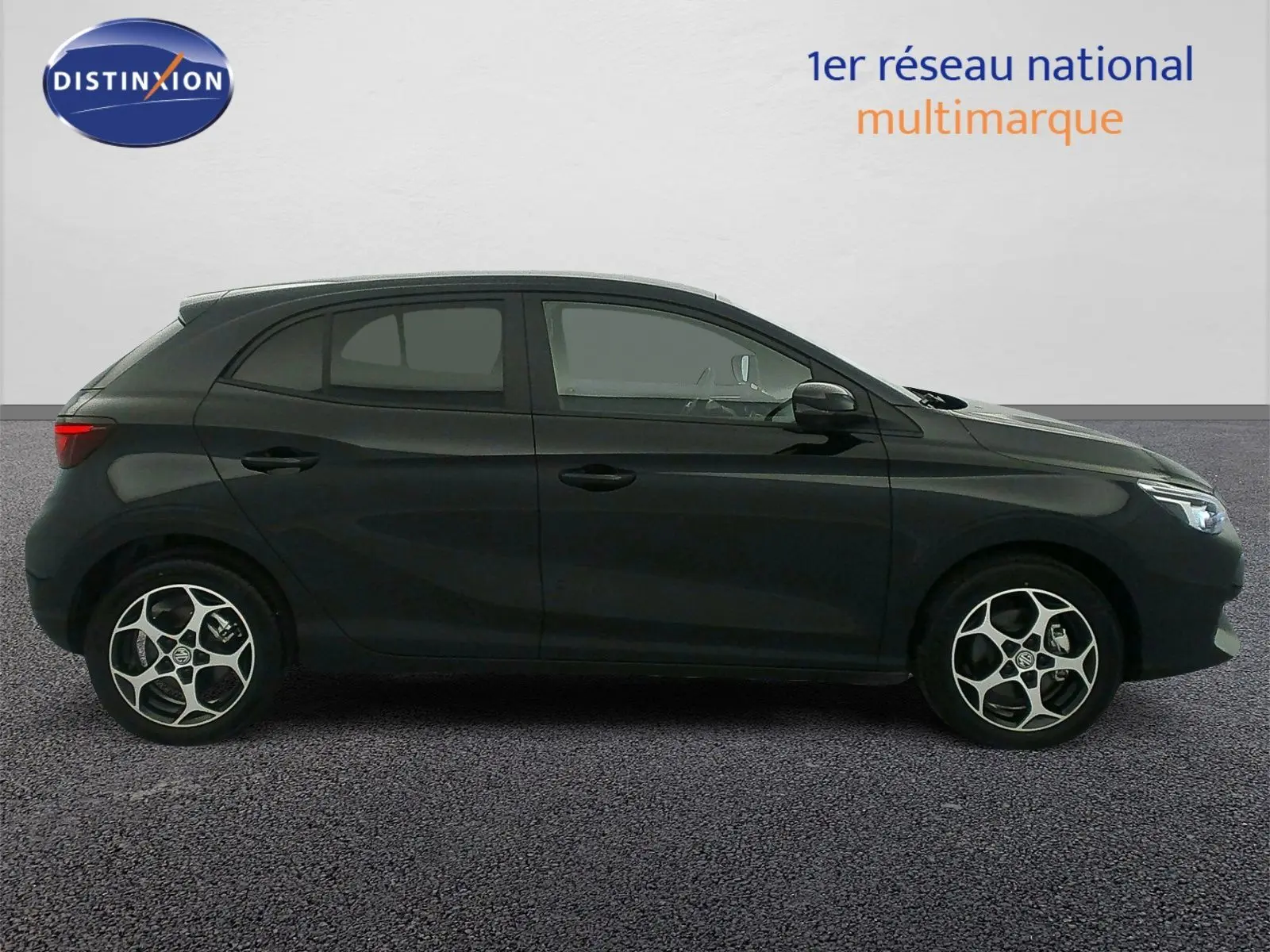 Vue de profil côté gauche d'une MG3 1.5 L Hybrid+ Pebble Black avec jantes alliage 16 pouces et vitres surteintées.