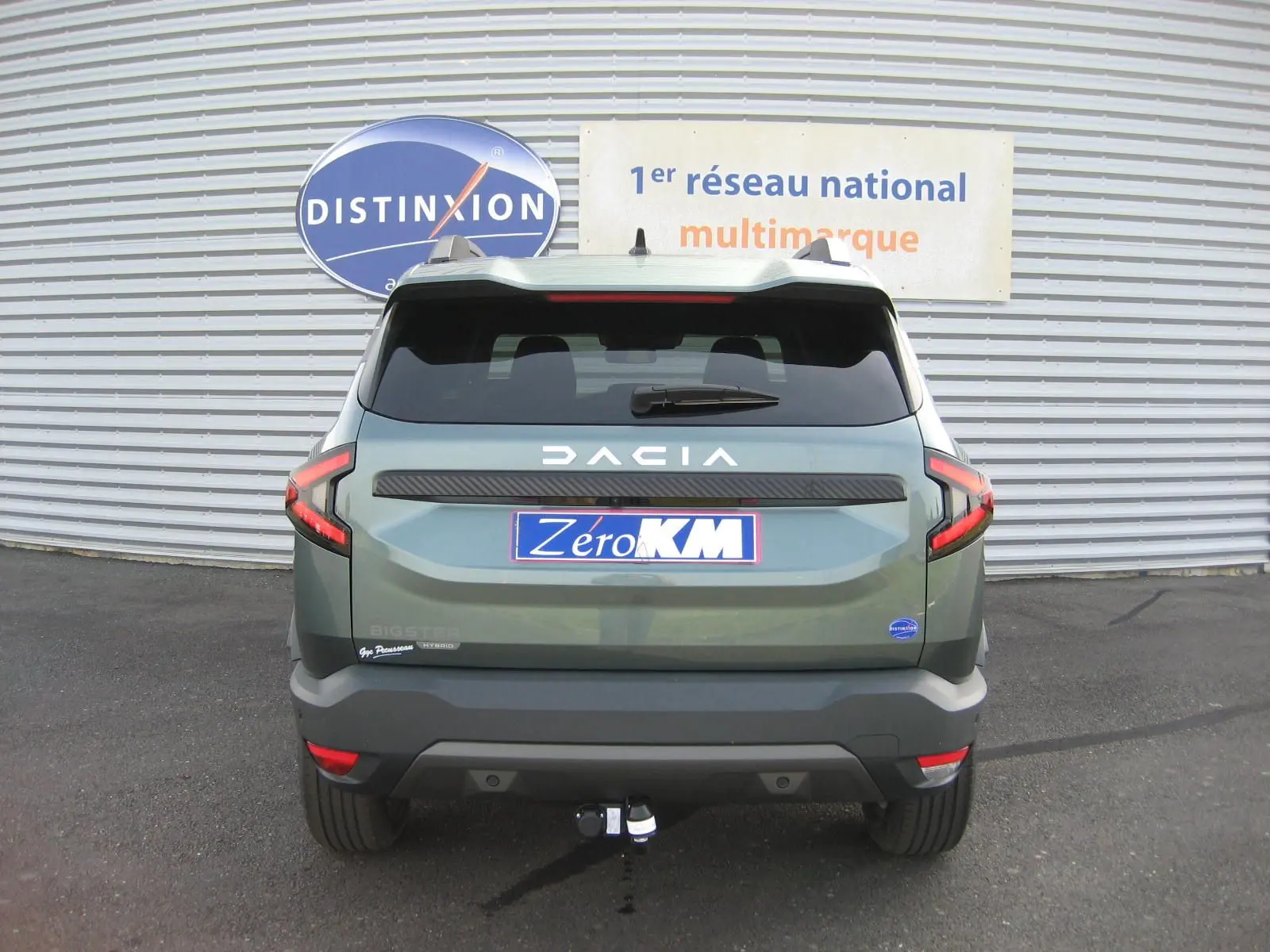Vue arrière d'un Dacia Bigster gris schiste 2026 avec feux LED en forme de C et logo distinctif bien visible.