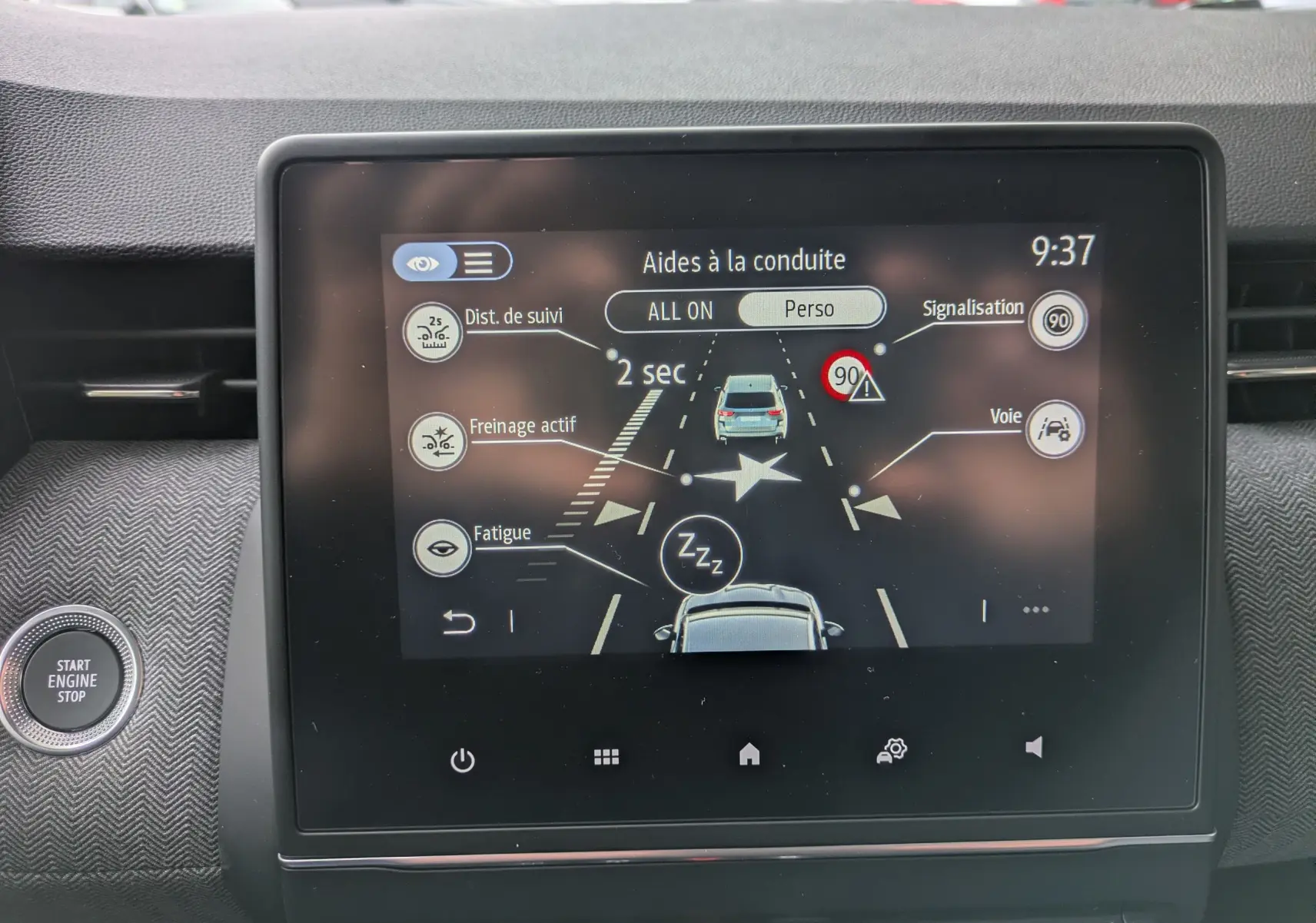 Écran central tactile de la Renault Clio noire étoile métal 2025 affichant les aides à la conduite.