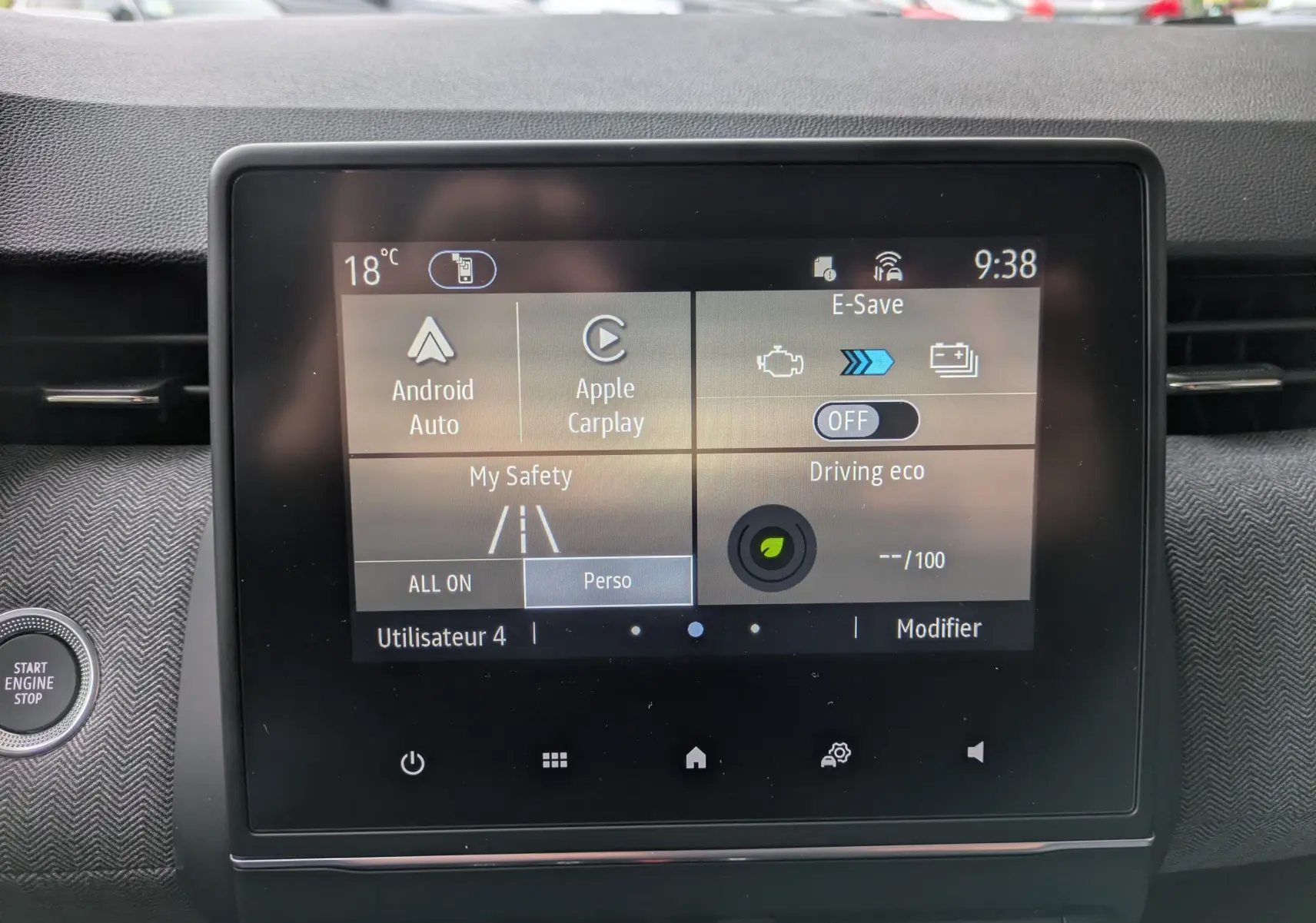 Écran tactile central de la Renault Clio noire, affichant les options Android Auto, Apple Carplay et modes de conduite.