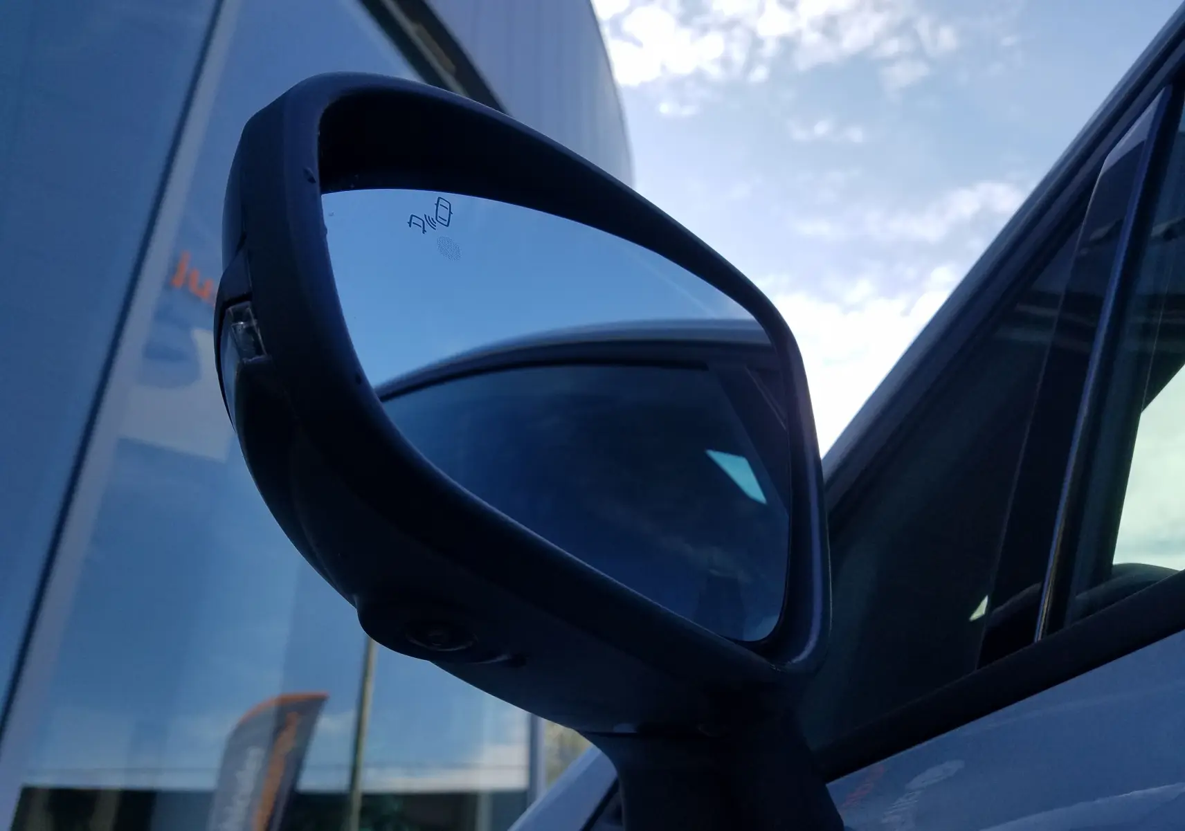 Rétroviseur extérieur droit gris rafale de la Renault Clio V 1.6E-TECH Hybride 145 Esprit Alpine avec caméra intégrée.