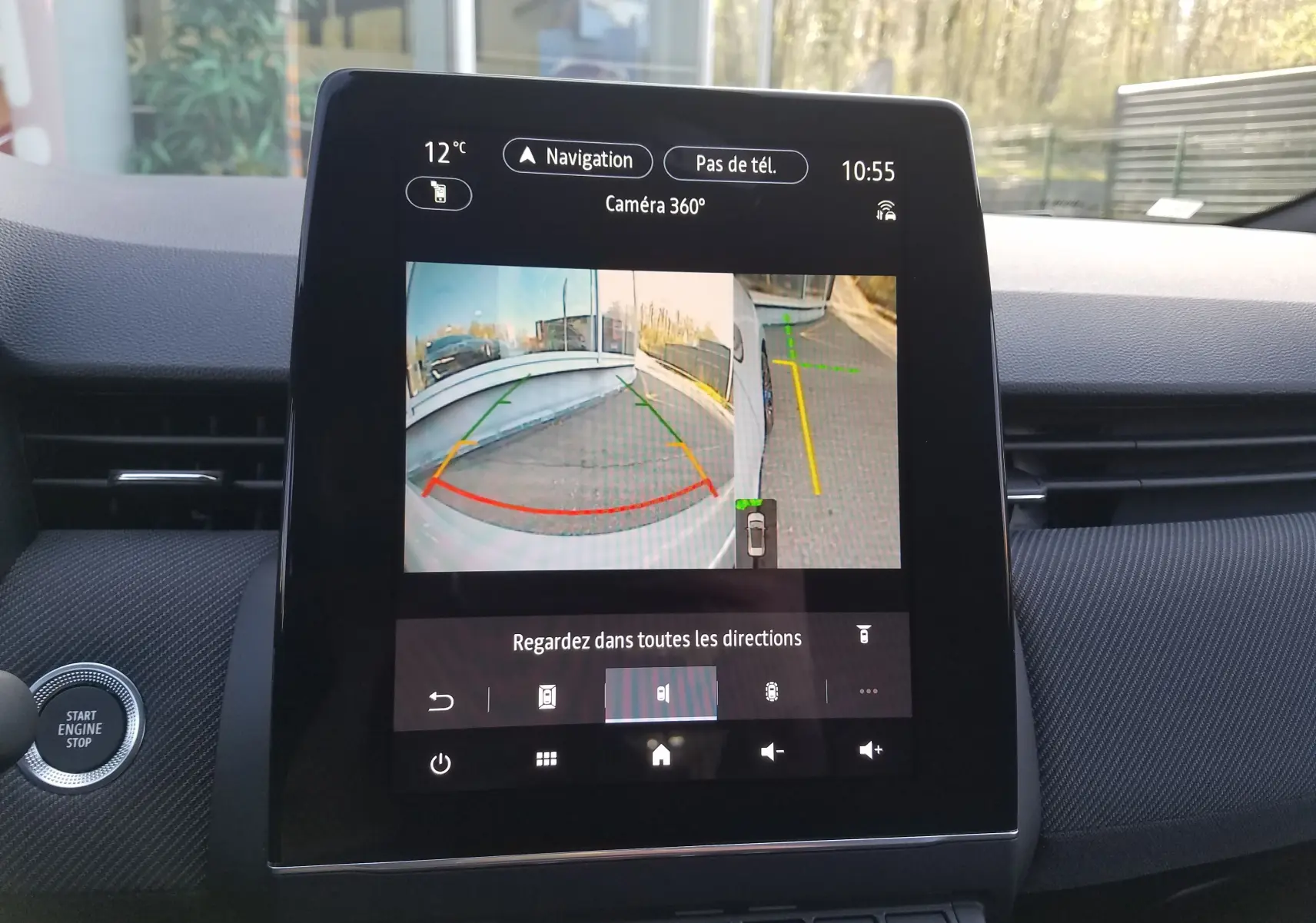 Vue intérieure de l'écran tactile affichant la caméra 360° d'une Renault Clio V gris Rafale.