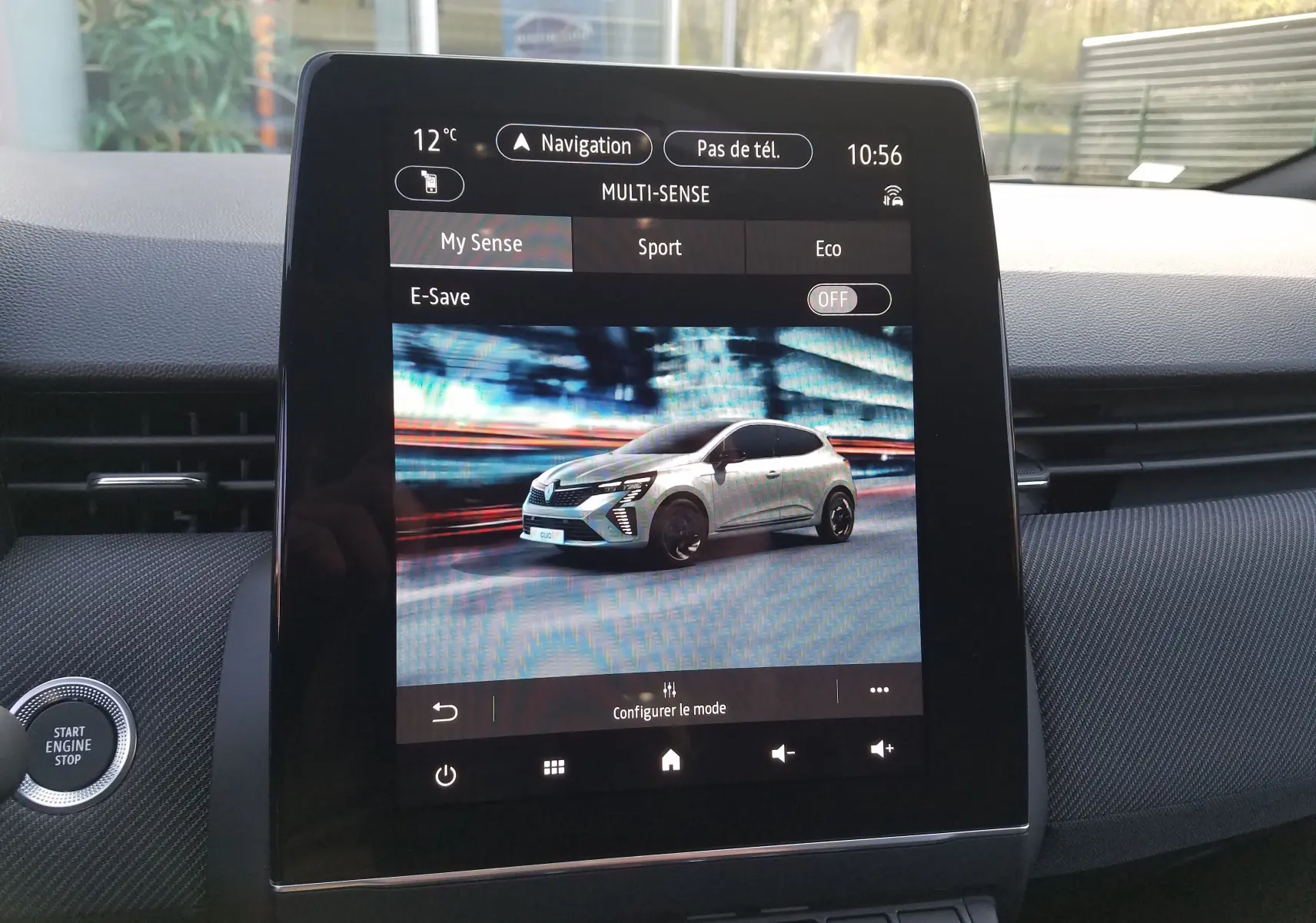 Écran tactile intérieur montrant une Renault Clio V gris rafale en 3/4 avant dans l'interface MULTI-SENSE.